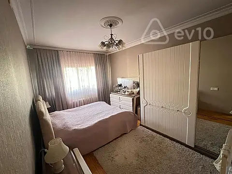 Satılır 4 otaqlı köhnə tikili 110 m²