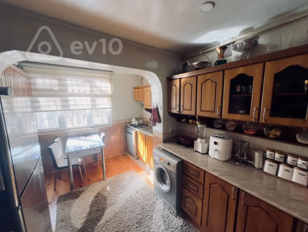 Satılır 4 otaqlı köhnə tikili 110 m²