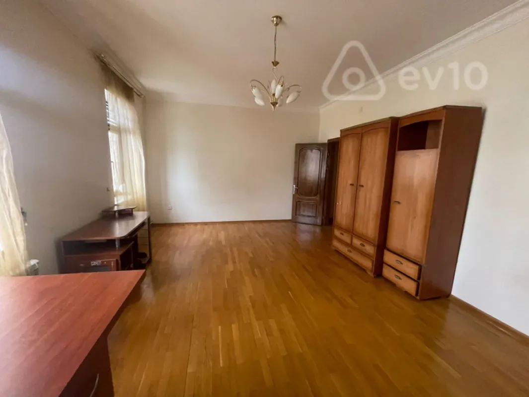 Kirayə verilir 5 otaqlı köhnə tikili 200 m²