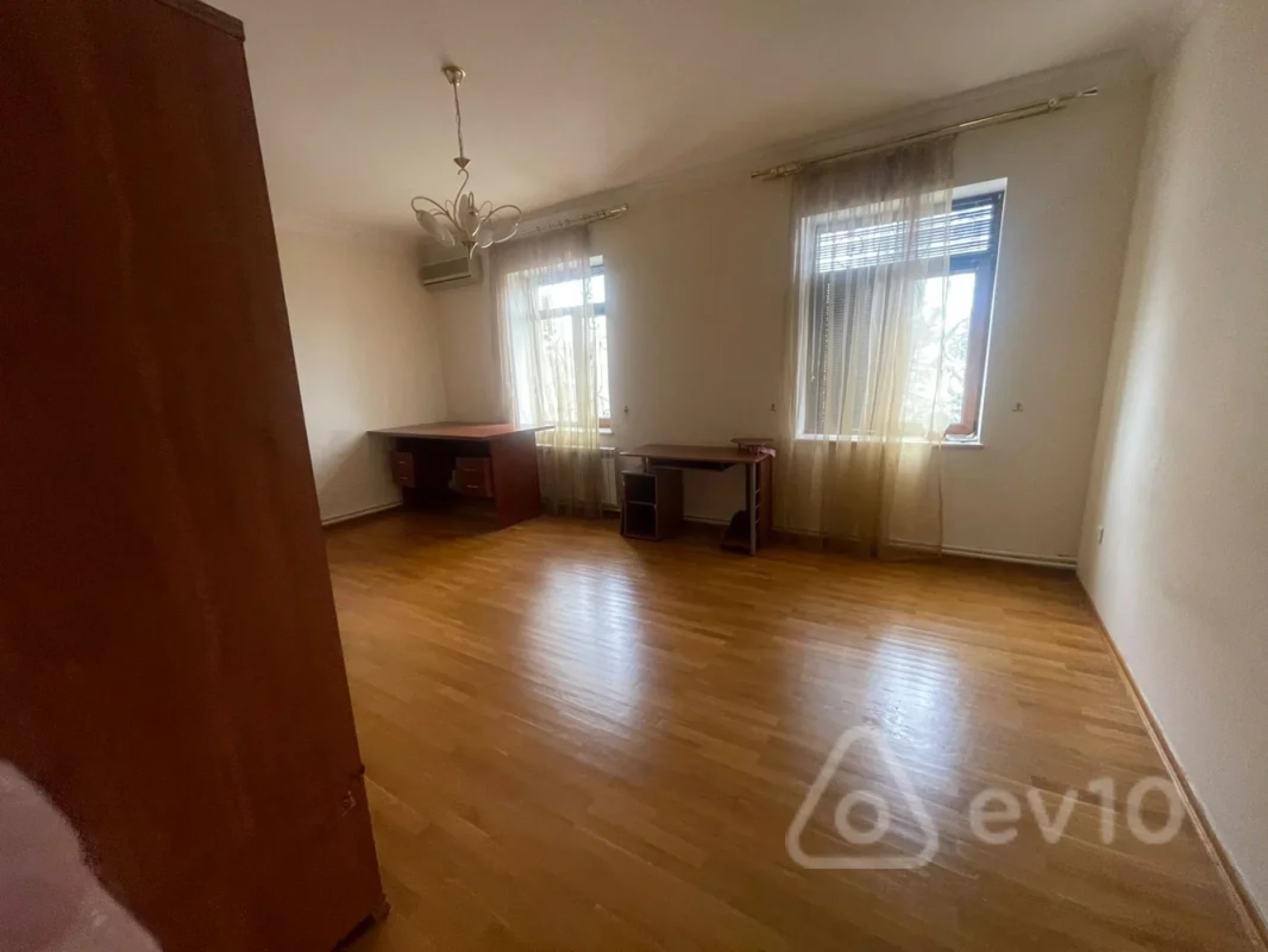 Kirayə verilir 5 otaqlı köhnə tikili 200 m²