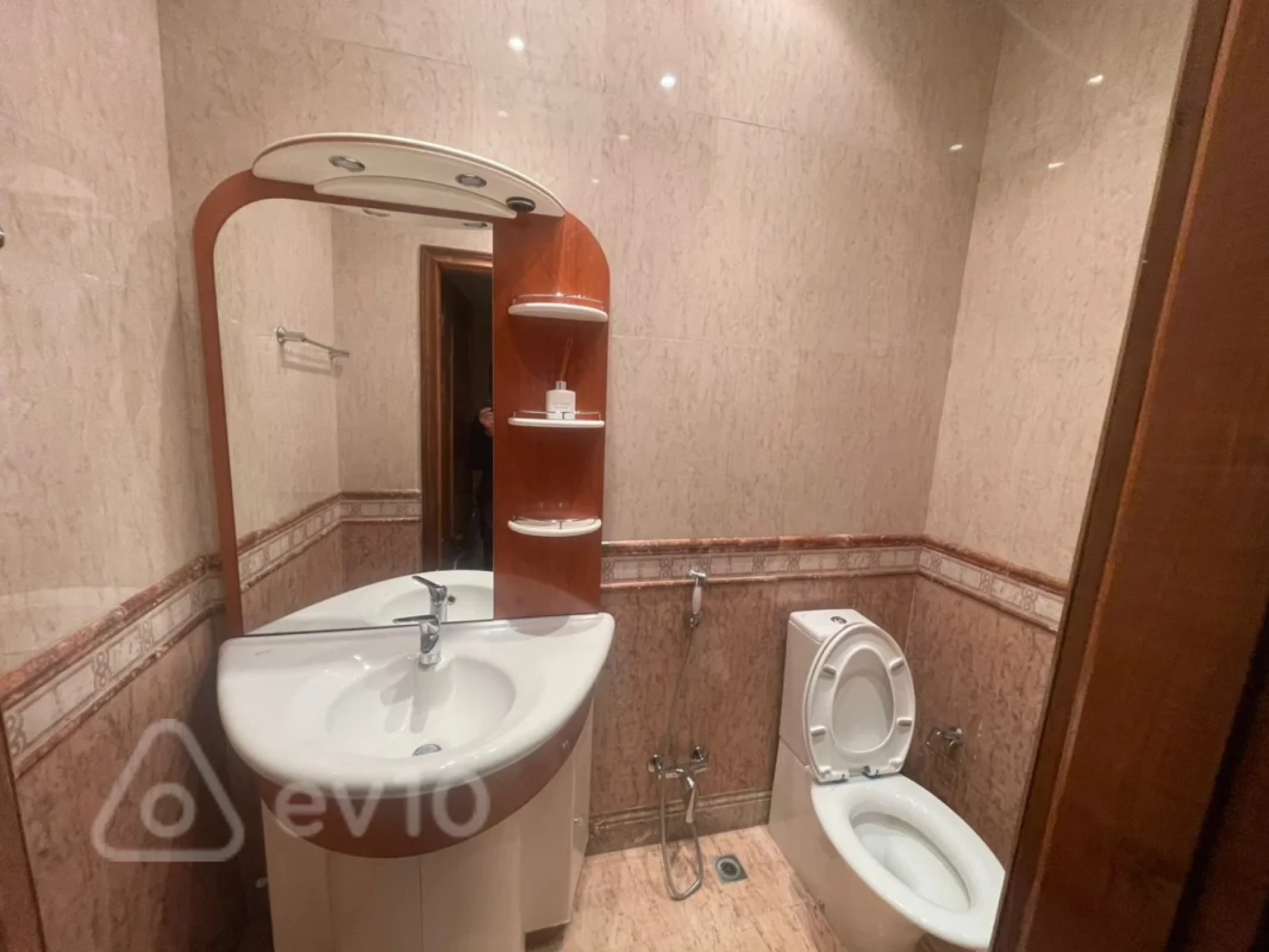 Kirayə verilir 5 otaqlı köhnə tikili 200 m²