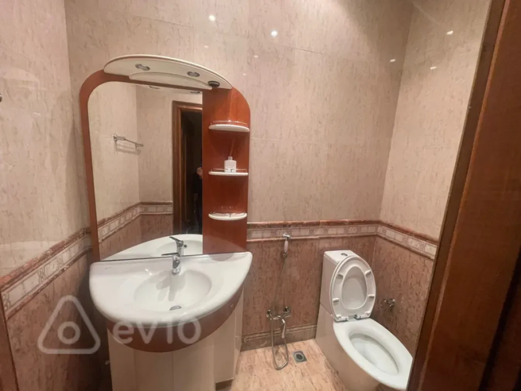 Kirayə verilir 5 otaqlı köhnə tikili 200 m²