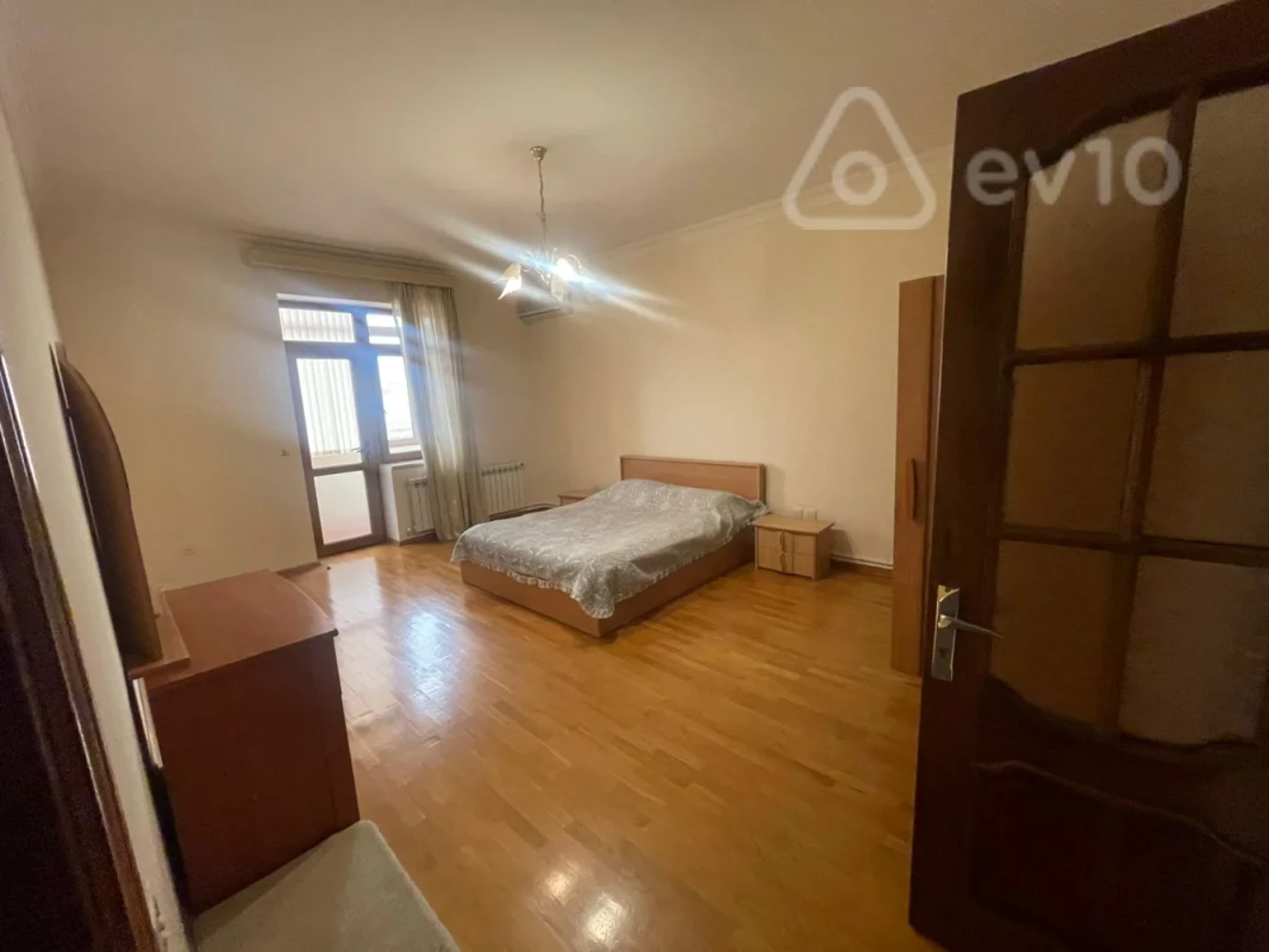 Kirayə verilir 5 otaqlı köhnə tikili 200 m²