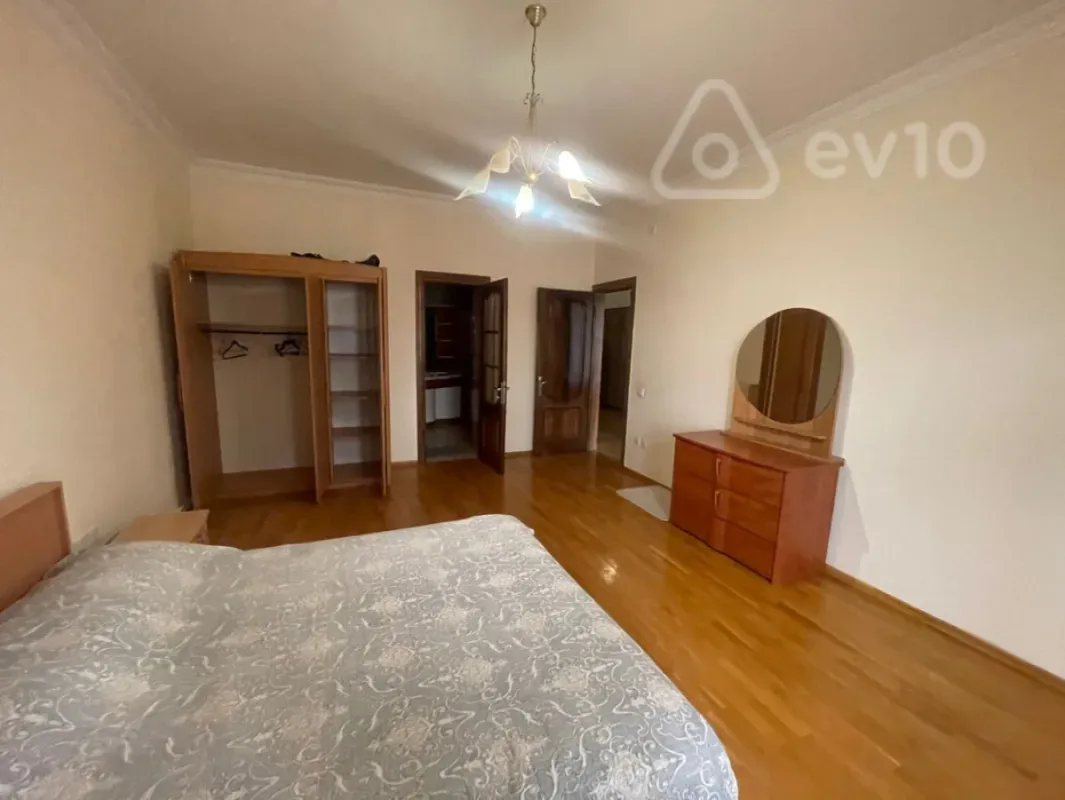 Kirayə verilir 5 otaqlı köhnə tikili 200 m²