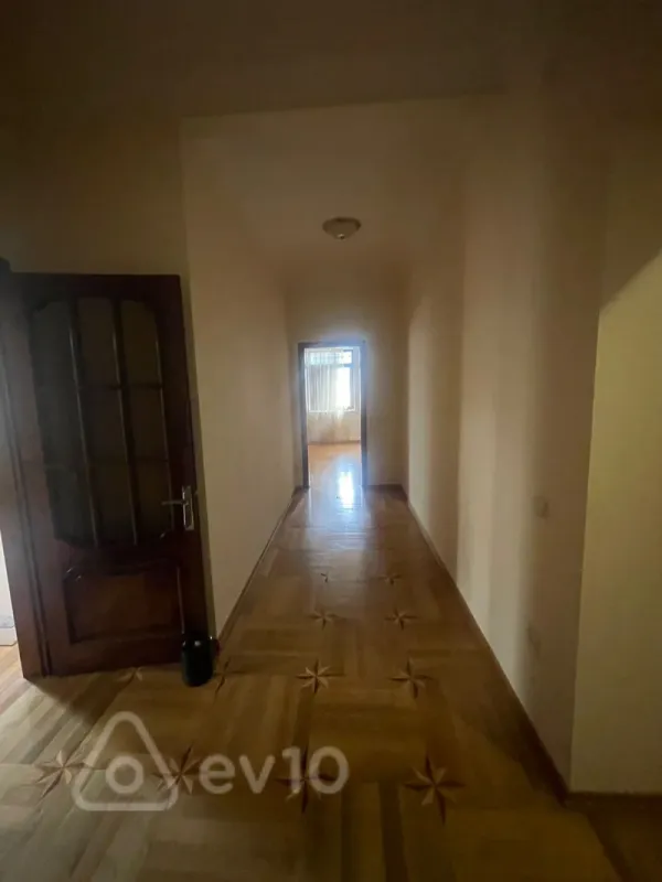 Kirayə verilir 5 otaqlı köhnə tikili 200 m²