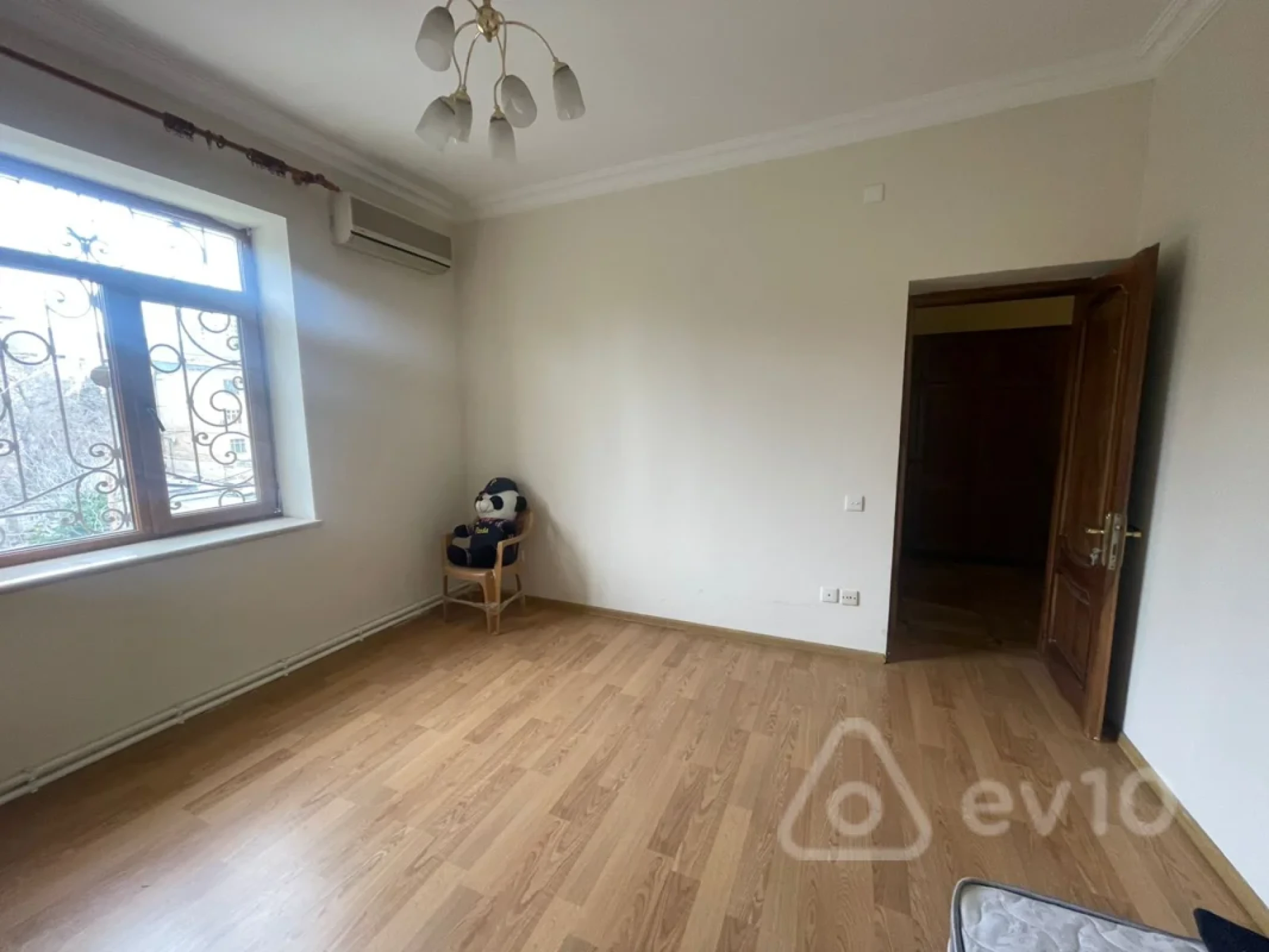 Kirayə verilir 5 otaqlı köhnə tikili 200 m²