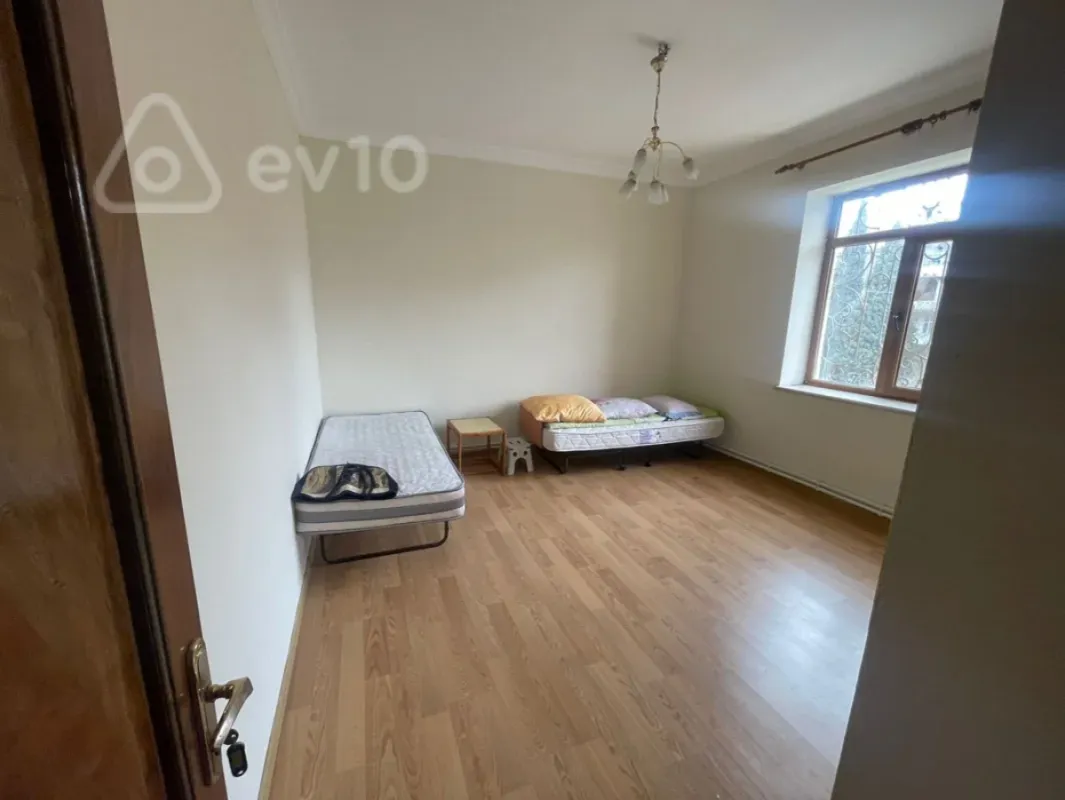 Kirayə verilir 5 otaqlı köhnə tikili 200 m²