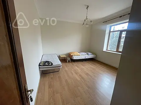 Kirayə verilir 5 otaqlı köhnə tikili 200 m²