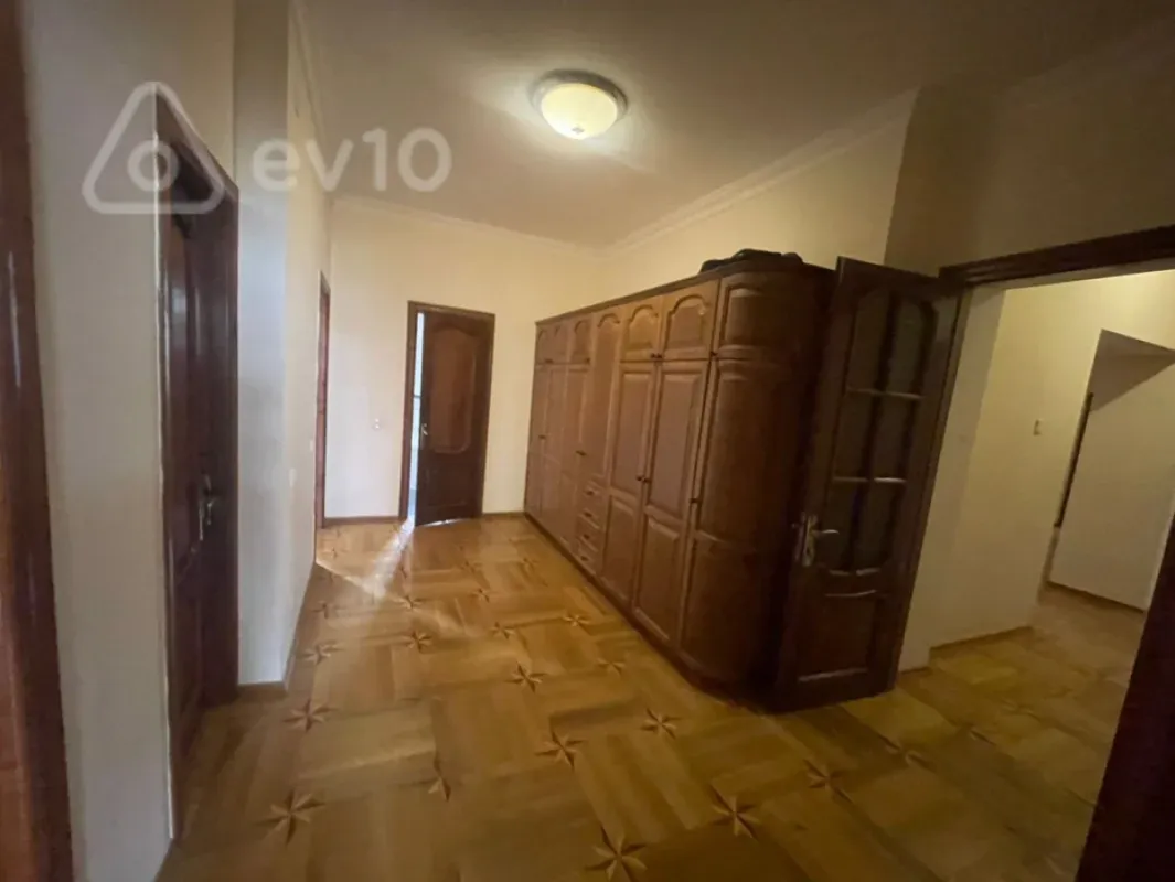 Kirayə verilir 5 otaqlı köhnə tikili 200 m²