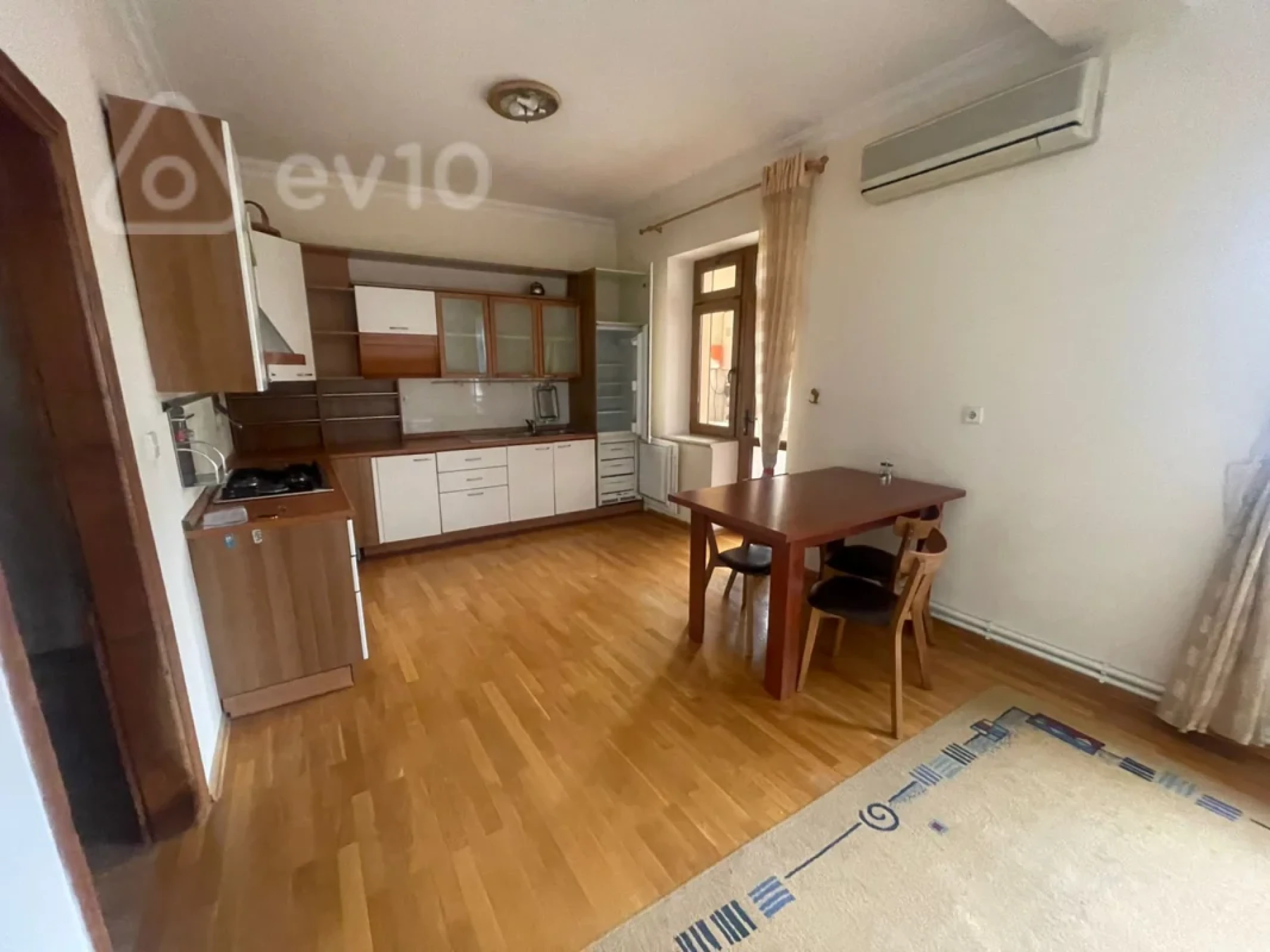 Kirayə verilir 5 otaqlı köhnə tikili 200 m²