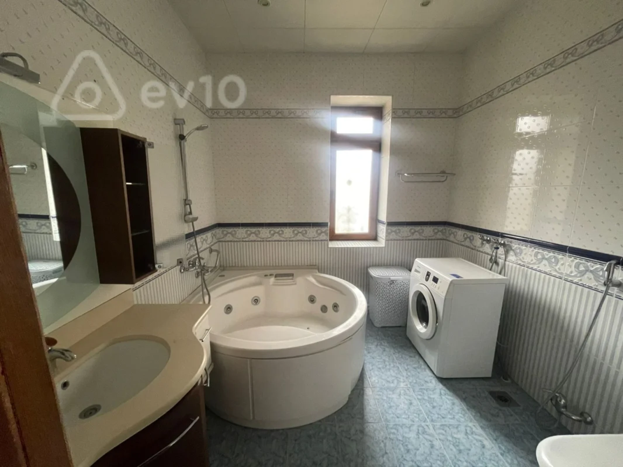 Kirayə verilir 5 otaqlı köhnə tikili 200 m²