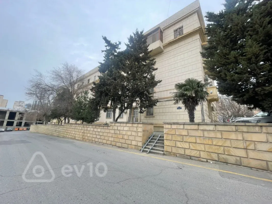 Kirayə verilir 5 otaqlı köhnə tikili 200 m²