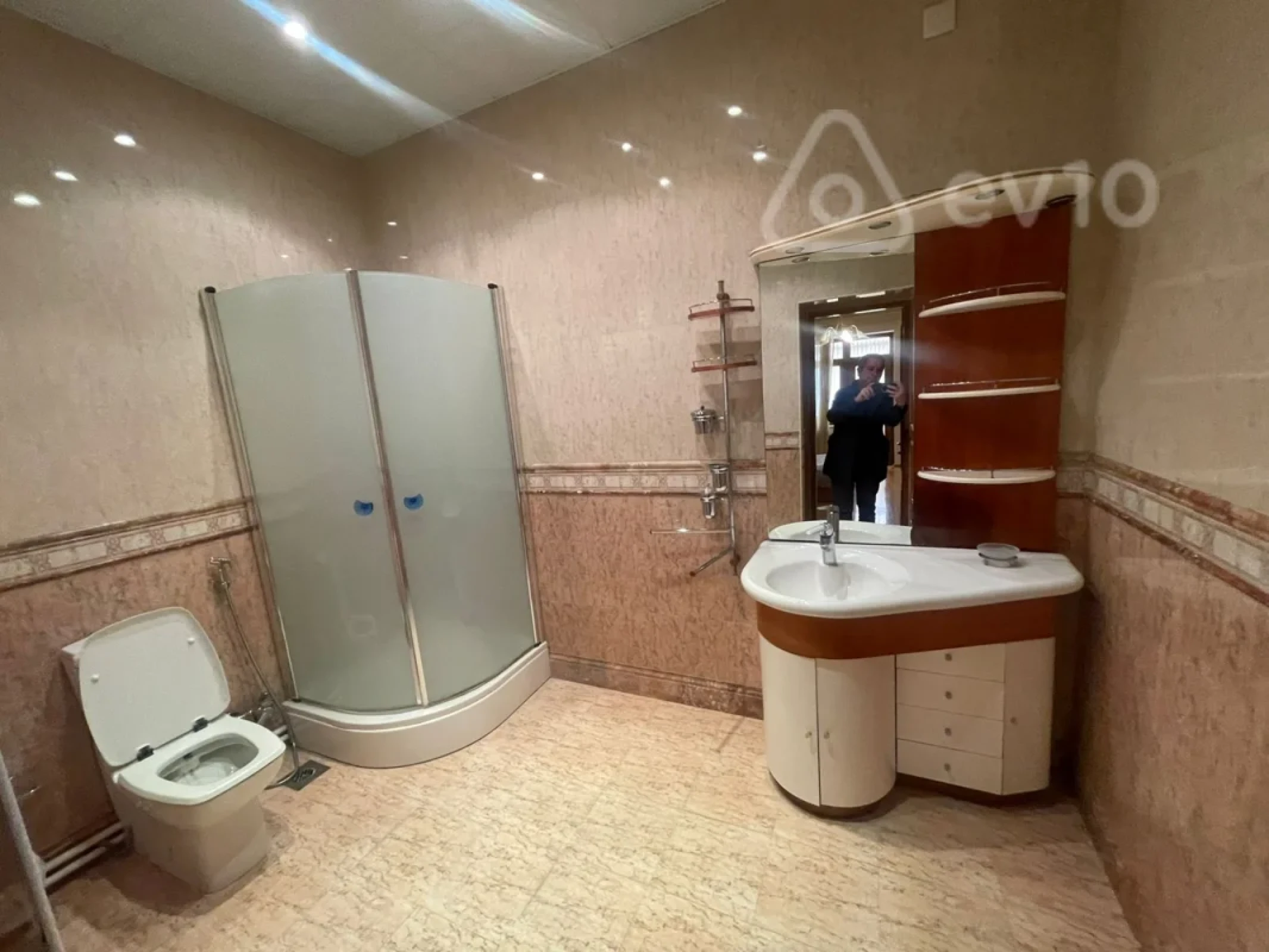 Kirayə verilir 5 otaqlı köhnə tikili 200 m²