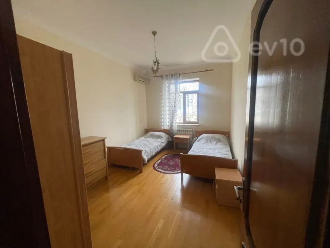 Kirayə verilir 5 otaqlı köhnə tikili 200 m²