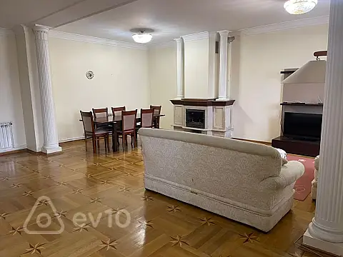 Kirayə verilir 5 otaqlı köhnə tikili 200 m²