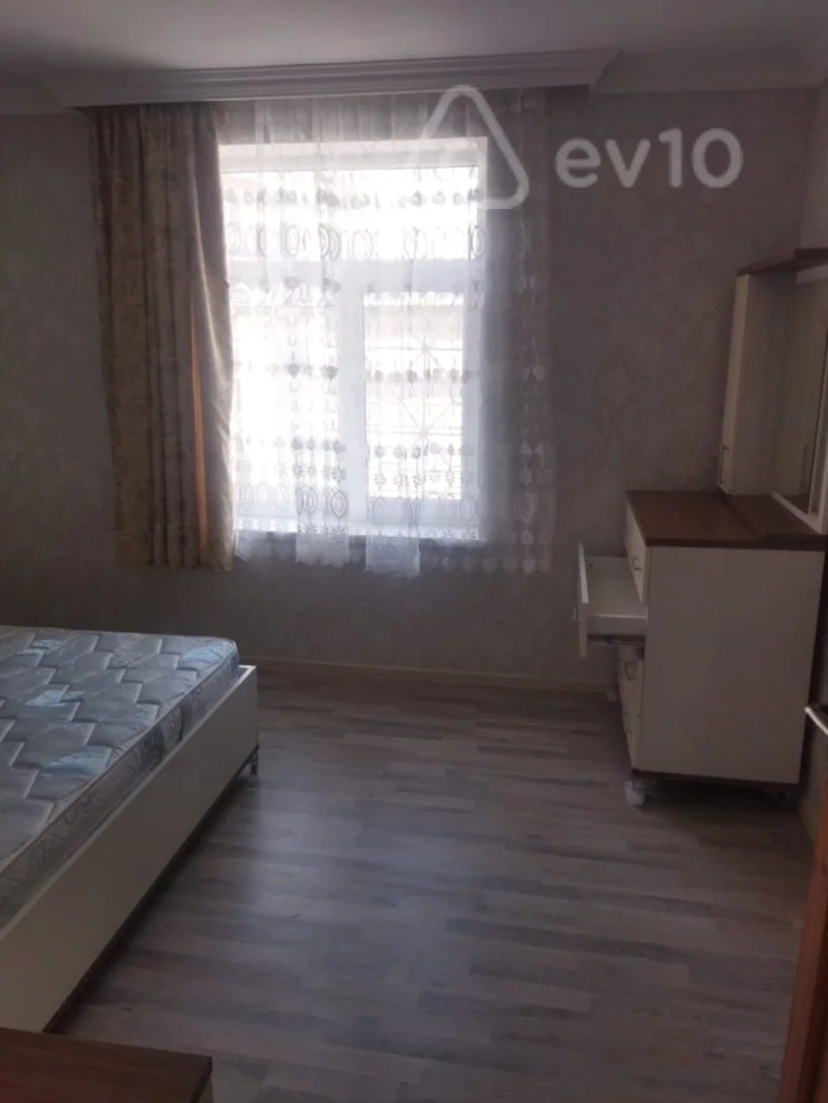Kirayə verilir 2 otaqlı köhnə tikili 60 m²