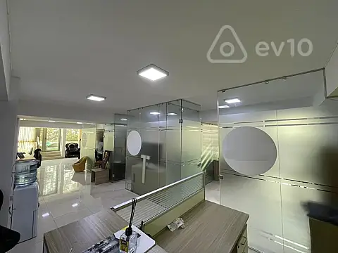 Kirayə verilir 4 otaqlı ofis 135 m²