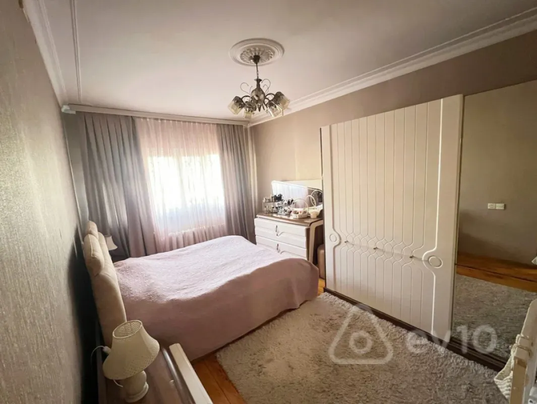 Satılır 4 otaqlı köhnə tikili 110 m²