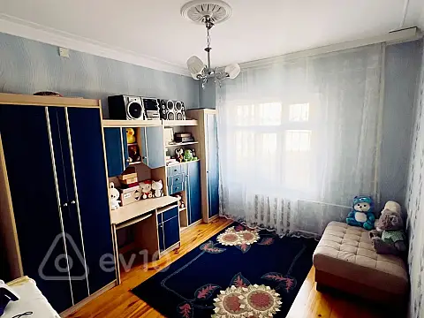 Satılır 4 otaqlı köhnə tikili 110 m²