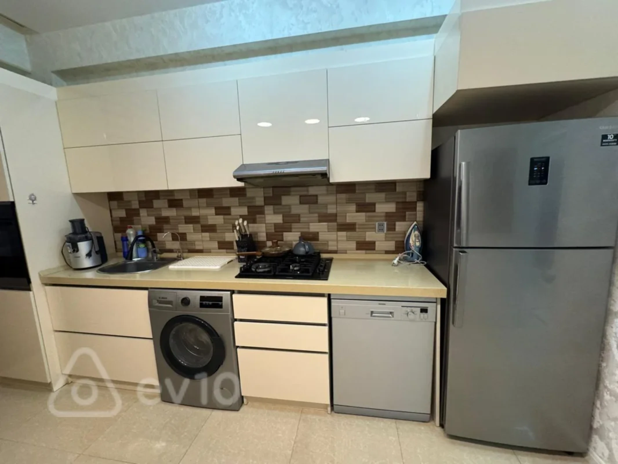 Kirayə verilir 3 otaqlı yeni tikili 1200 m²