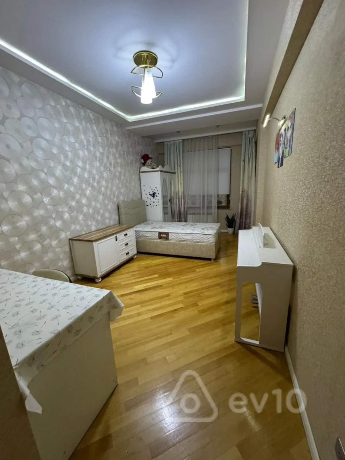 Kirayə verilir 3 otaqlı yeni tikili 1200 m²