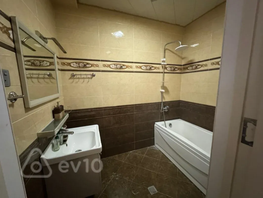 Kirayə verilir 3 otaqlı yeni tikili 1200 m²