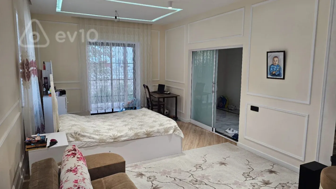 Satılır 5 otaqlı həyət evi 200 m²