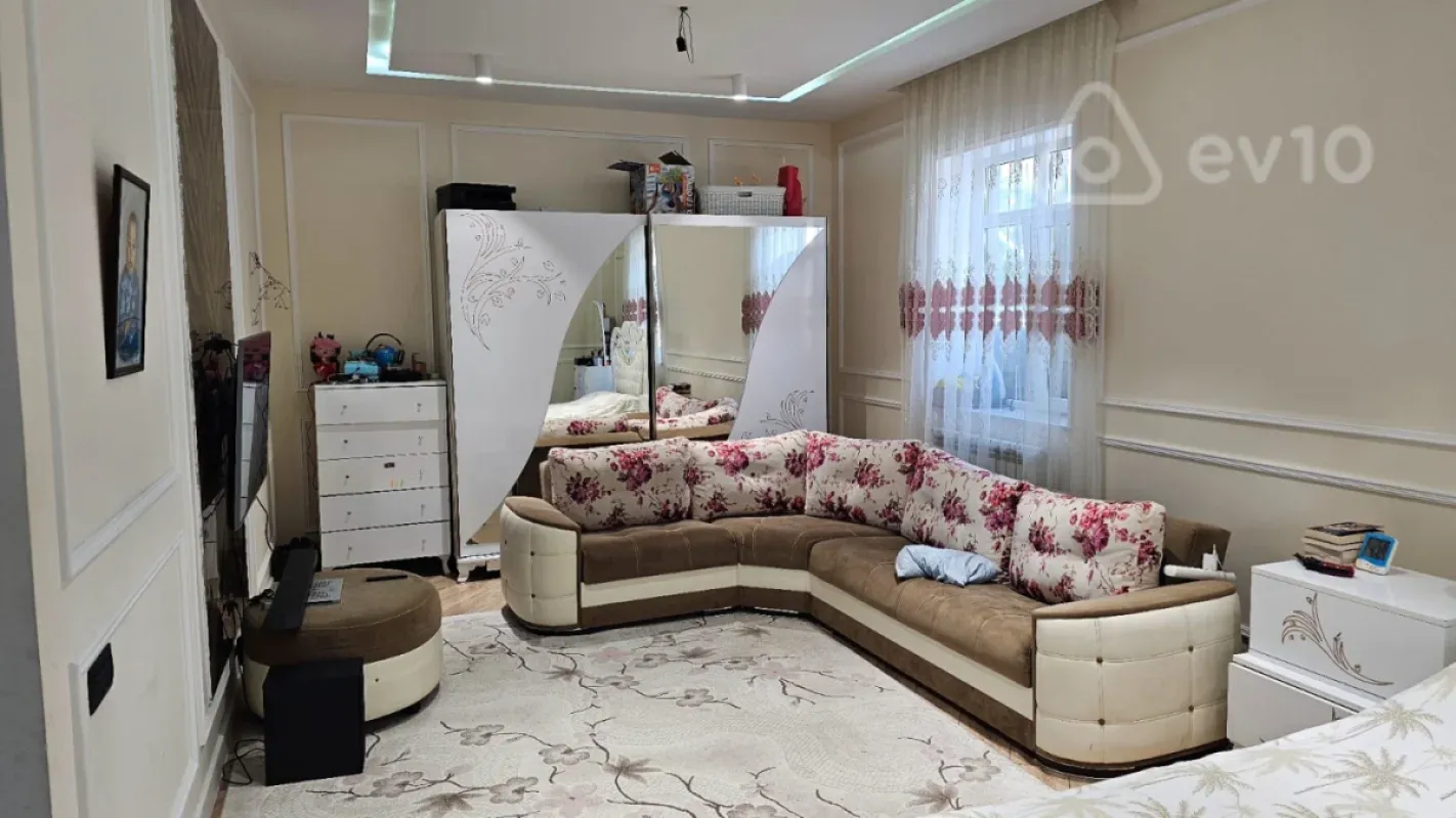 Satılır 5 otaqlı həyət evi 200 m²
