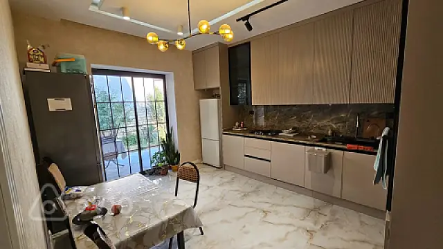 Satılır 5 otaqlı həyət evi 200 m²