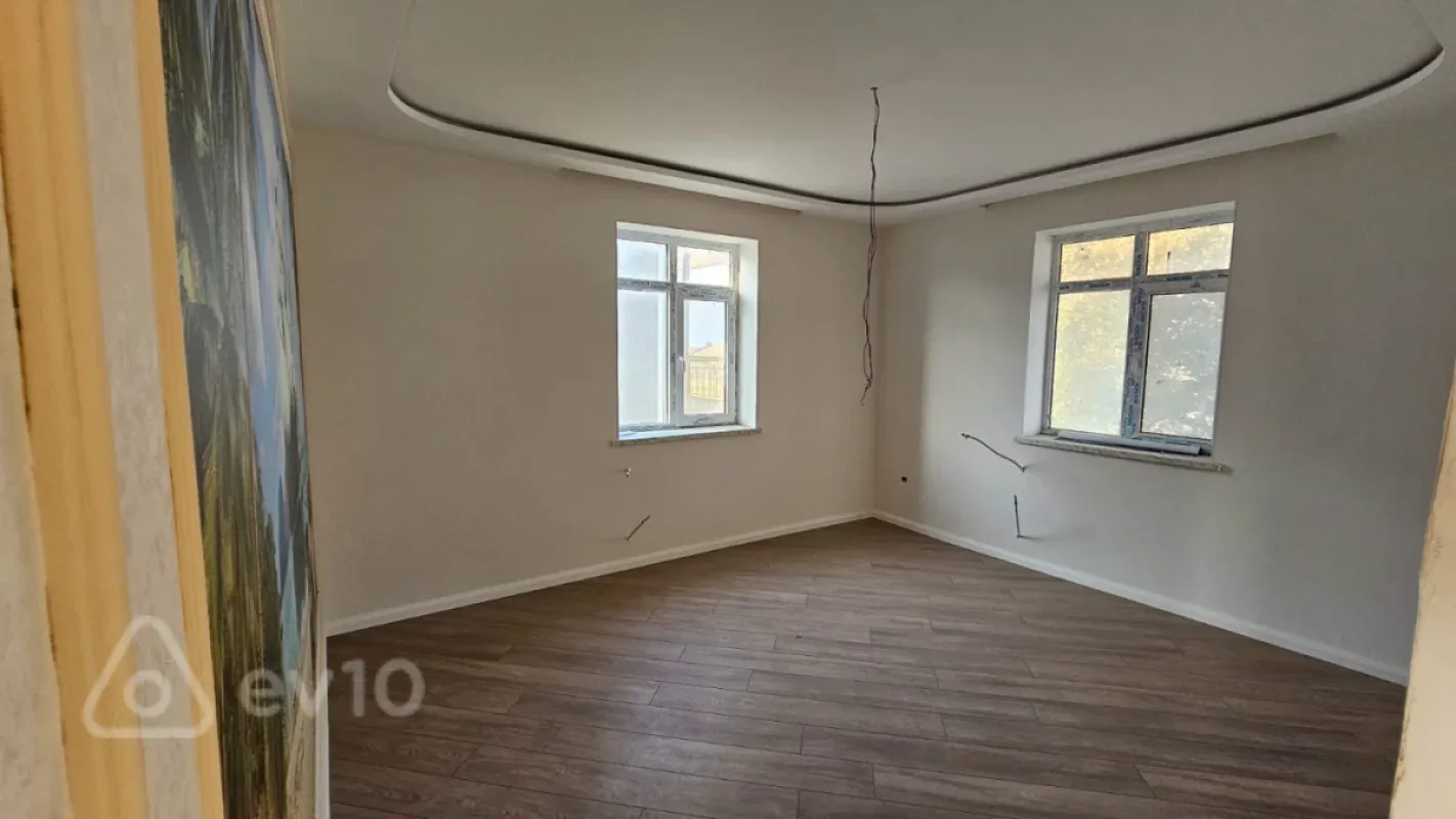 Satılır 5 otaqlı həyət evi 200 m²