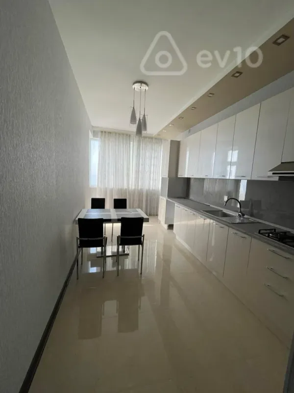 Kirayə verilir 3 otaqlı yeni tikili 130 m²