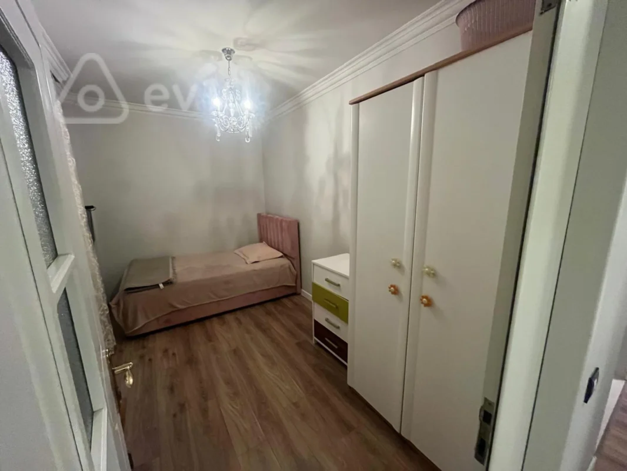 Satılır 4 otaqlı köhnə tikili 100 m²