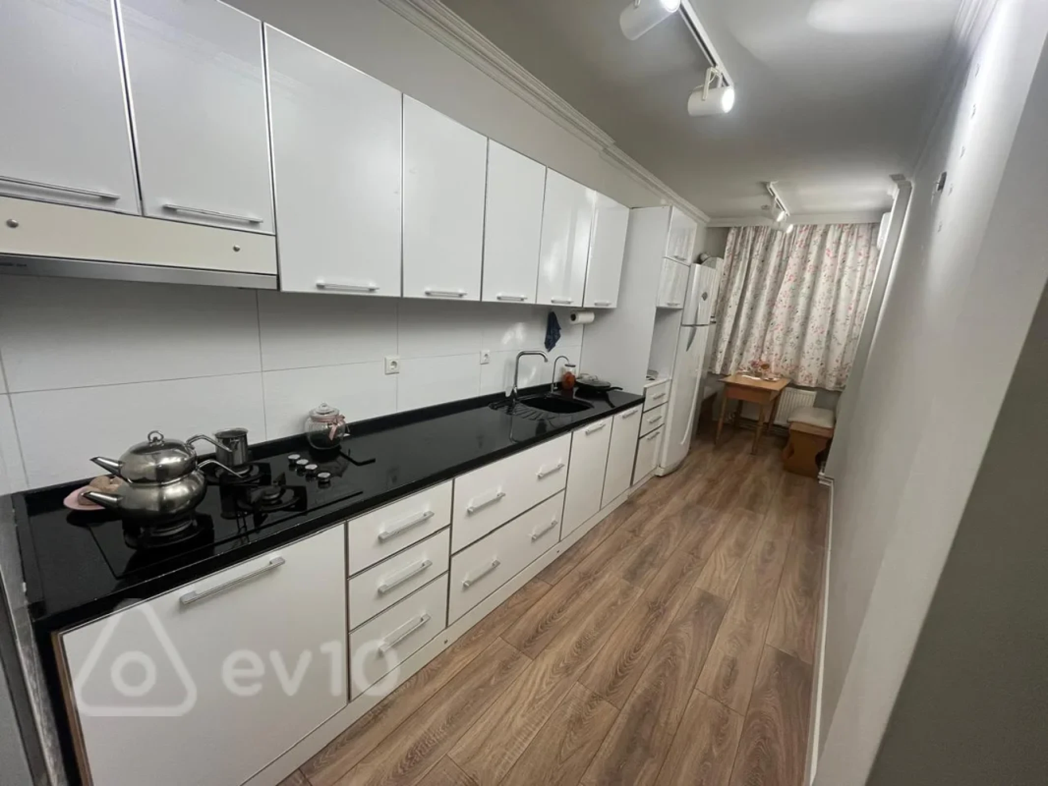 Satılır 4 otaqlı köhnə tikili 100 m²