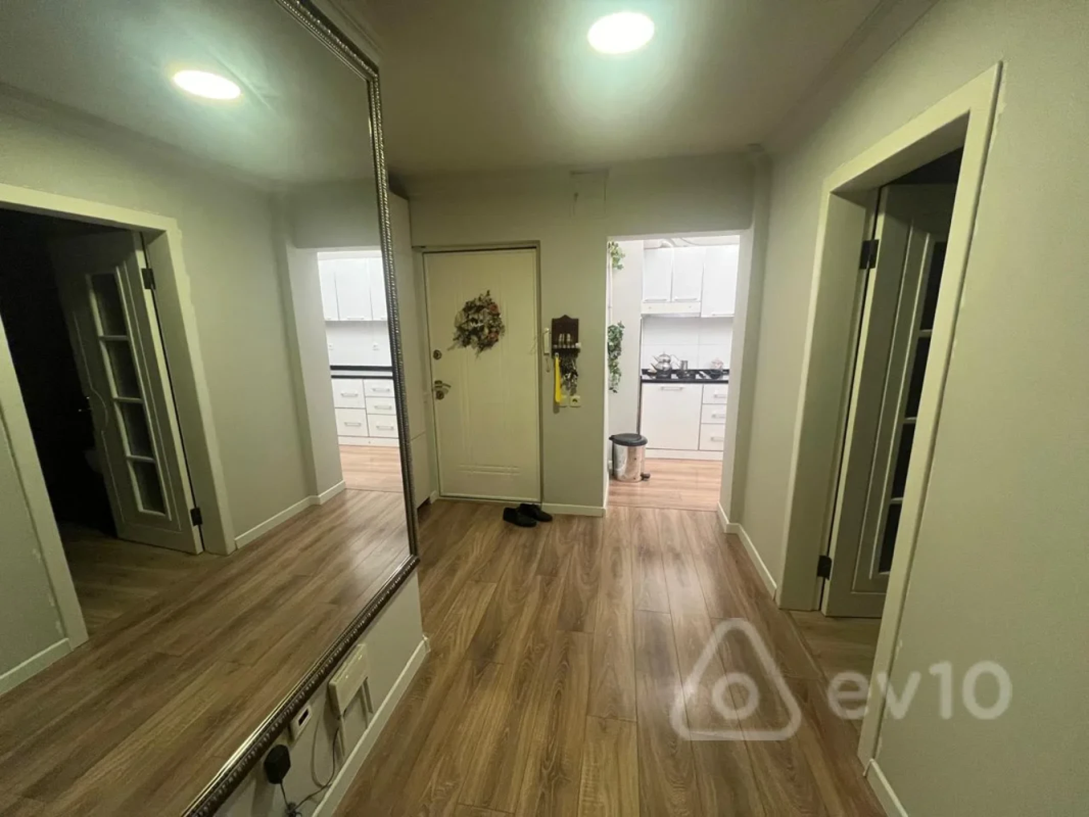 Satılır 4 otaqlı köhnə tikili 100 m²