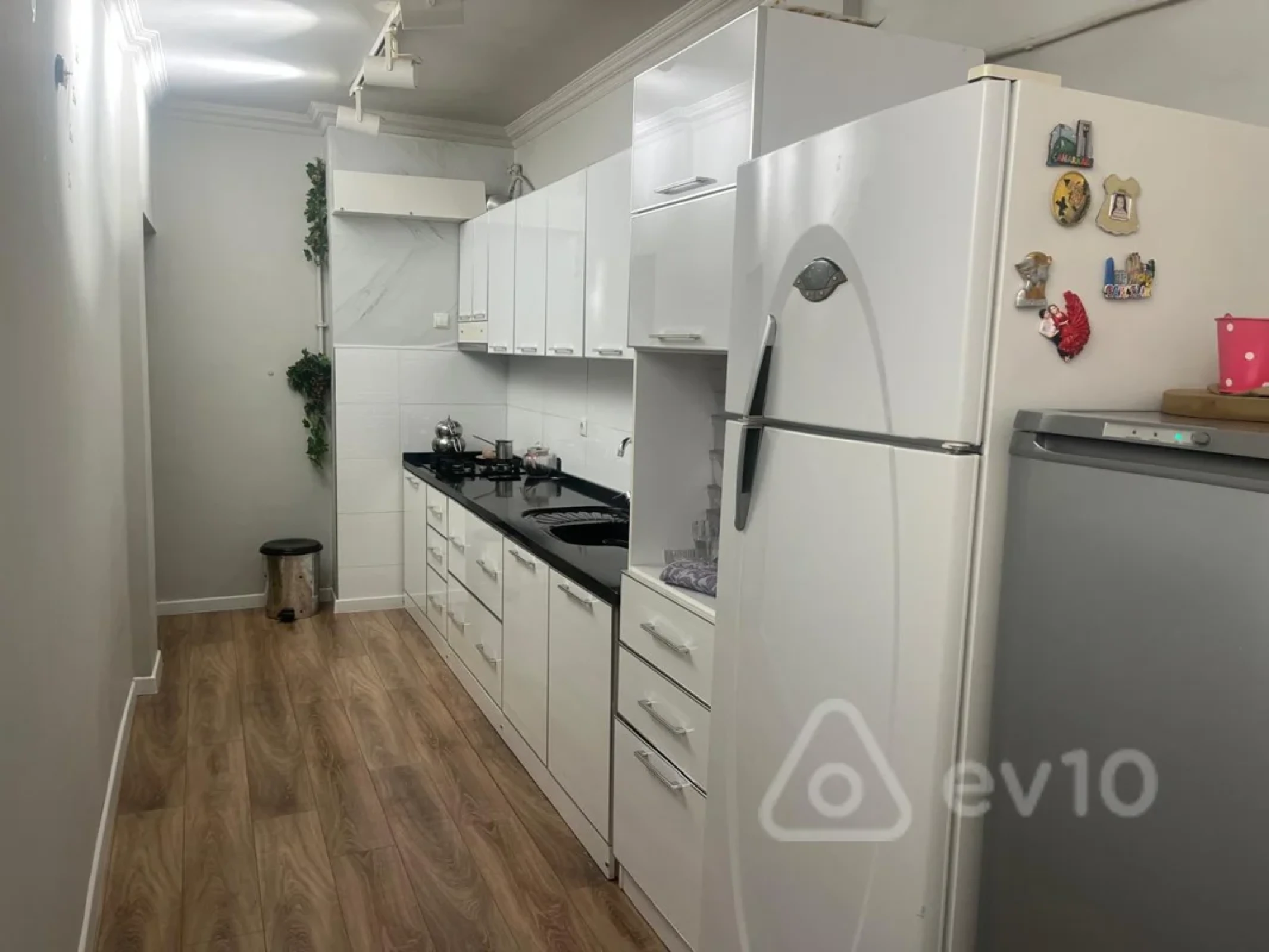 Satılır 4 otaqlı köhnə tikili 100 m²