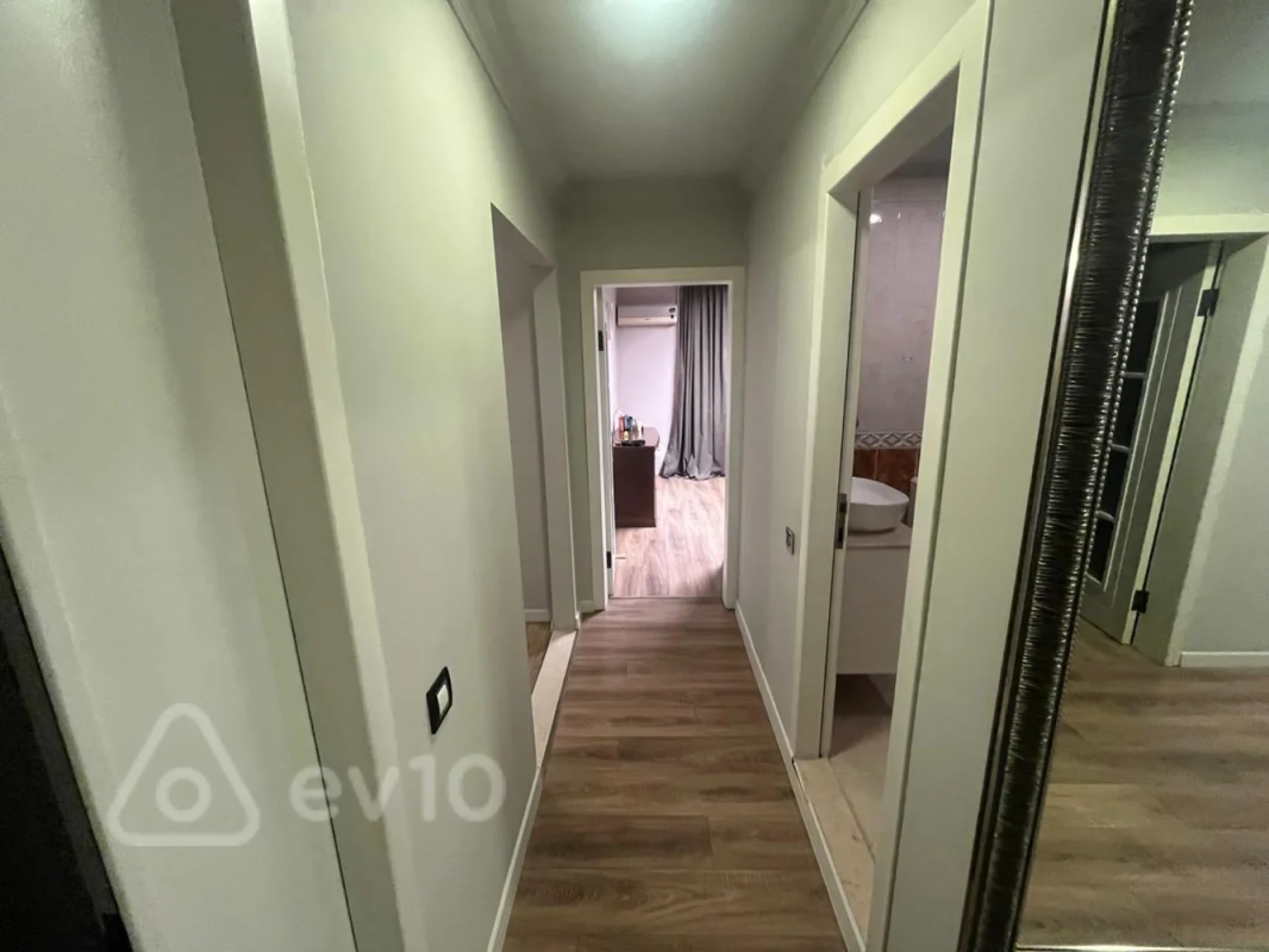 Satılır 4 otaqlı köhnə tikili 100 m²