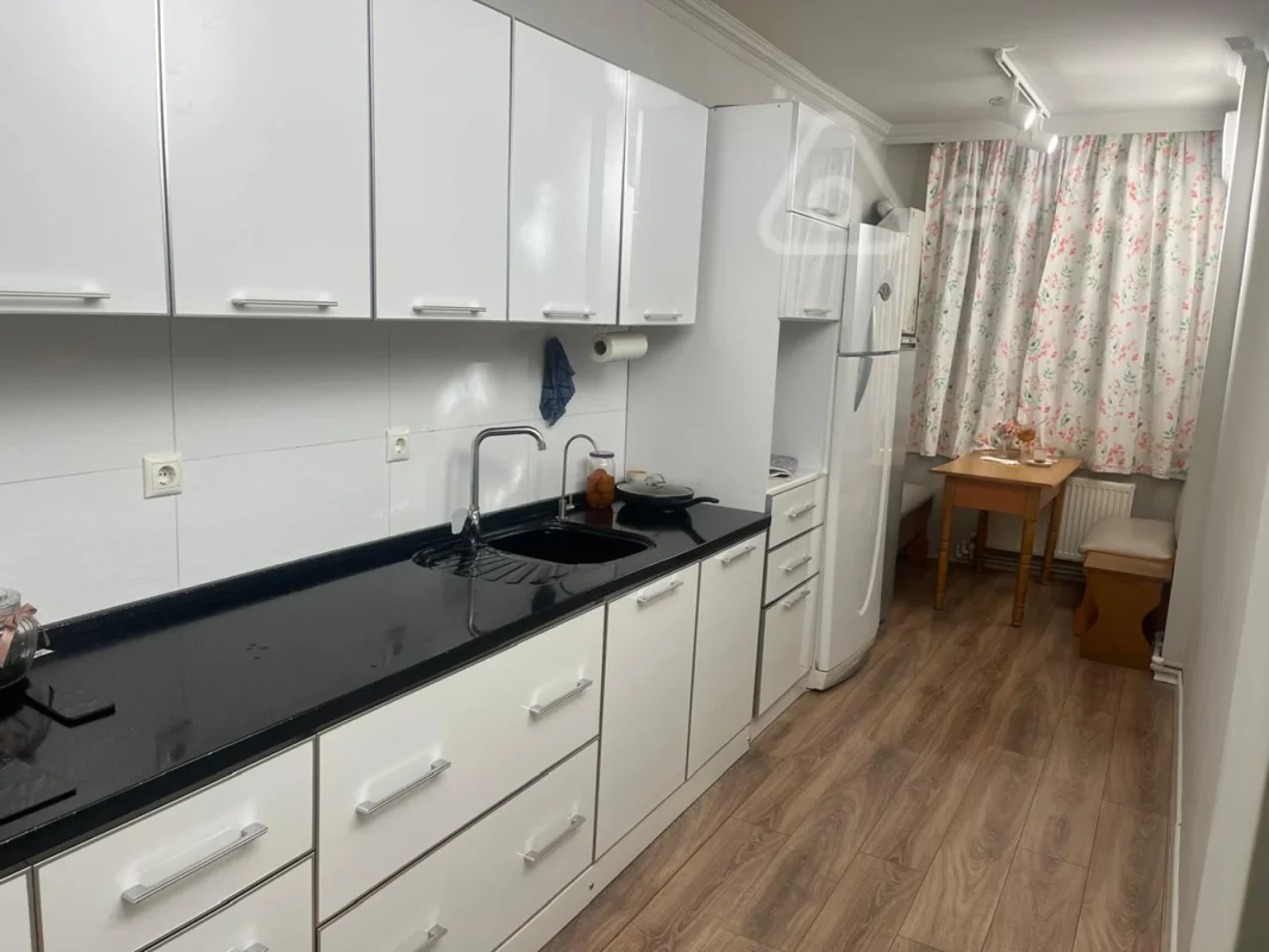 Satılır 4 otaqlı köhnə tikili 100 m²