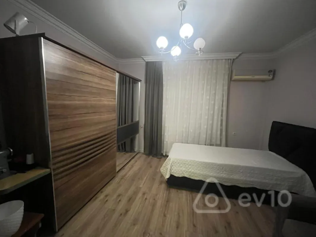 Satılır 4 otaqlı köhnə tikili 100 m²