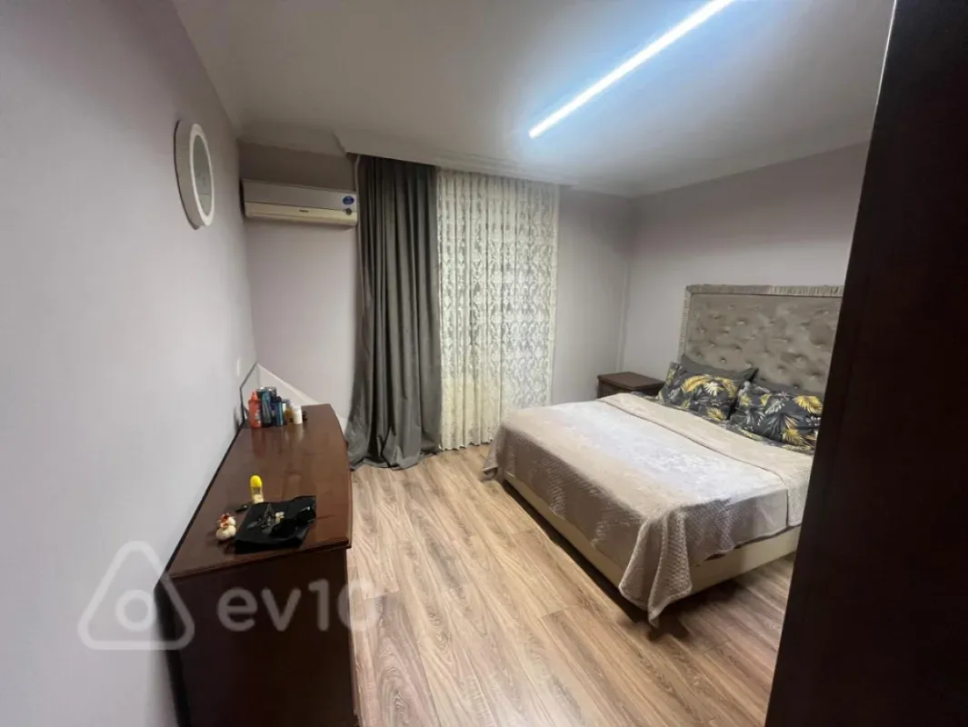 Satılır 4 otaqlı köhnə tikili 100 m²