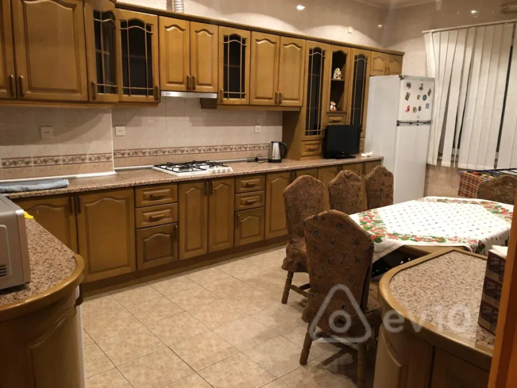 Kirayə verilir 3 otaqlı yeni tikili 140 m²