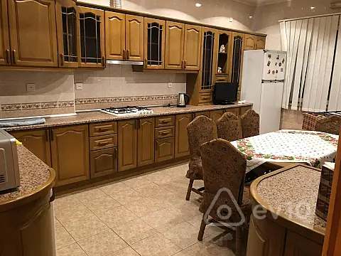 Kirayə verilir 3 otaqlı yeni tikili 140 m²