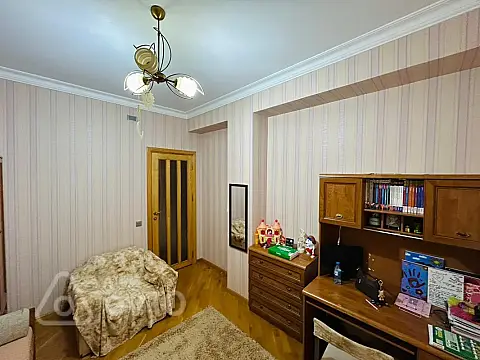 Satılır 5 otaqlı yeni tikili 180 m²