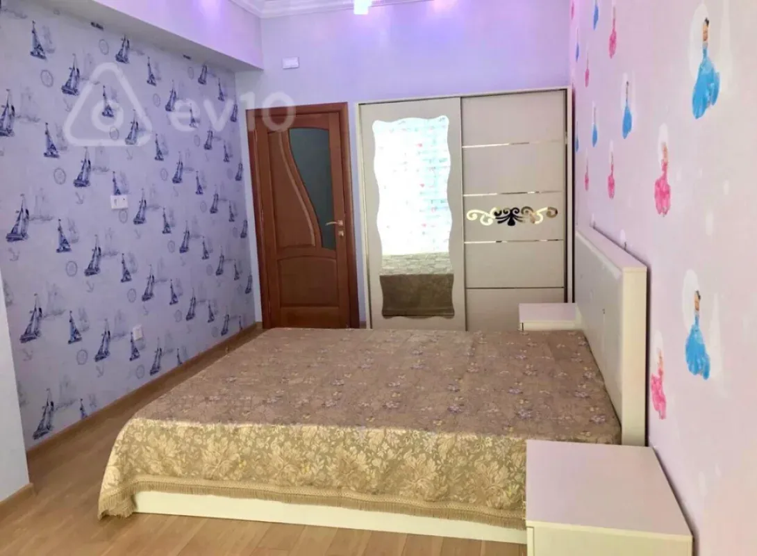 Kirayə verilir 4 otaqlı yeni tikili 181 m²