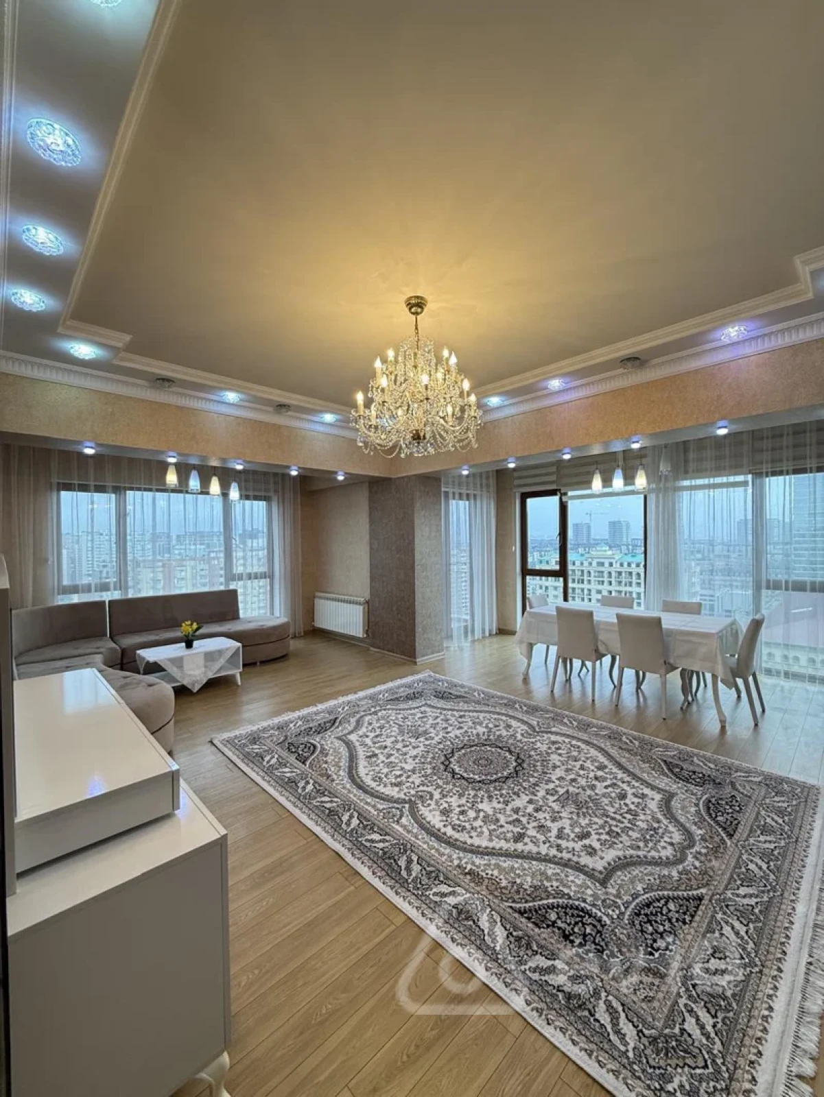 Kirayə verilir 4 otaqlı yeni tikili 181 m²