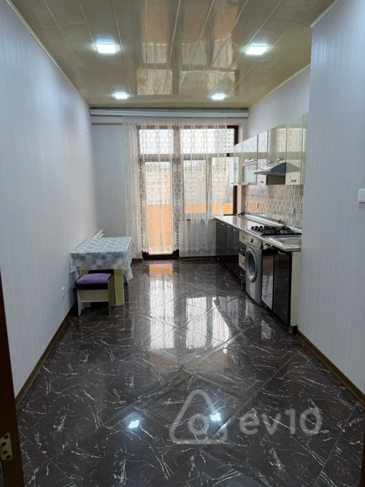 Kirayə verilir 3 otaqlı yeni tikili 130 m²