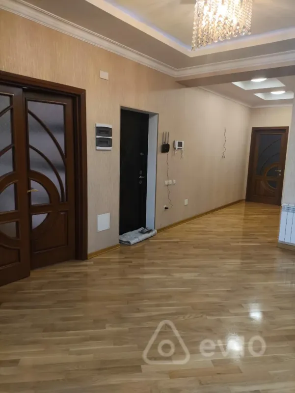 Kirayə verilir 3 otaqlı yeni tikili 160 m²