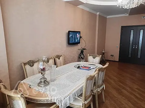 Kirayə verilir 3 otaqlı yeni tikili 155 m²