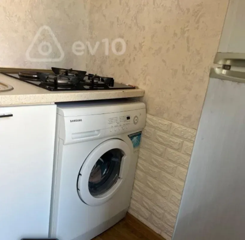 Satılır 1 otaqlı köhnə tikili 32 m²