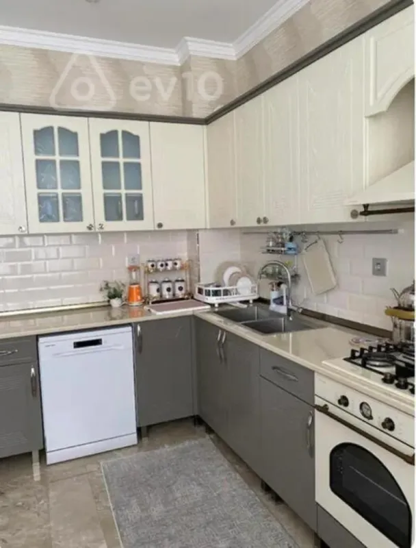 Kirayə verilir 3 otaqlı yeni tikili 140 m²