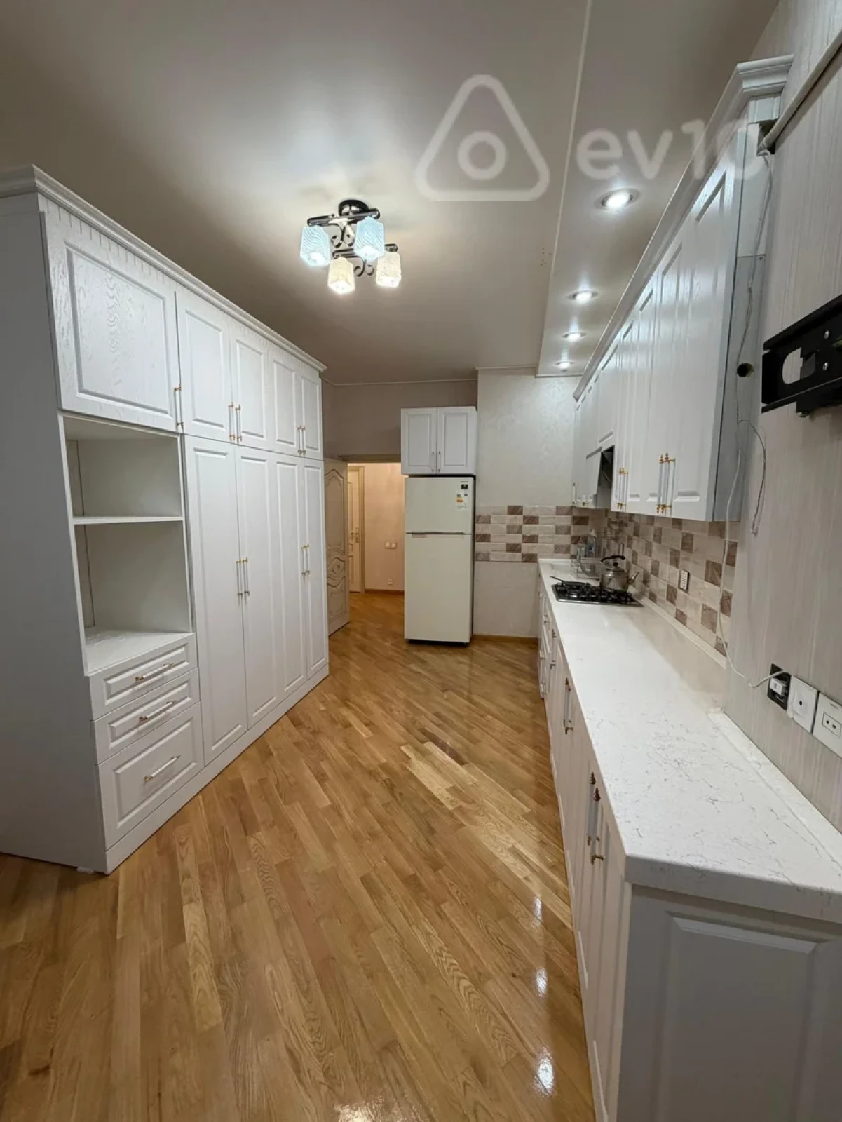 Kirayə verilir 3 otaqlı yeni tikili 120 m²